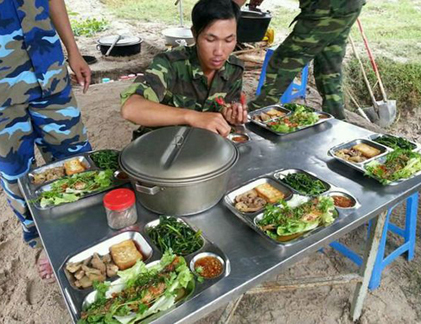 Dân mạng Trung Quốc khen bữa ăn của bộ đội Việt Nam