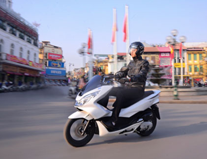 Dạo phố năm mới cùng xe Honda PCX 125 mới 