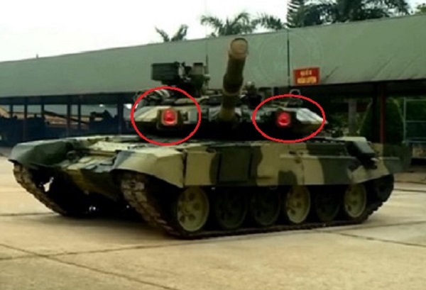 Lần đầu tiên xe tăng T-90 Việt Nam xuất hiện với “cặp mắt đỏ” đắt giá