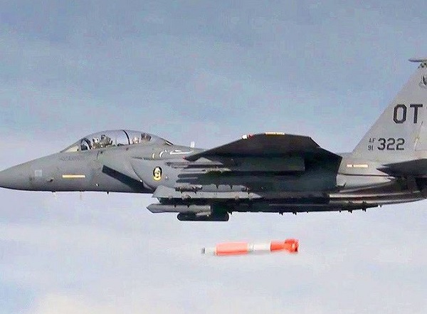 Mãn nhãn xem tiêm kích F-15E Strike Eagle thả bom hạt nhân B61-12