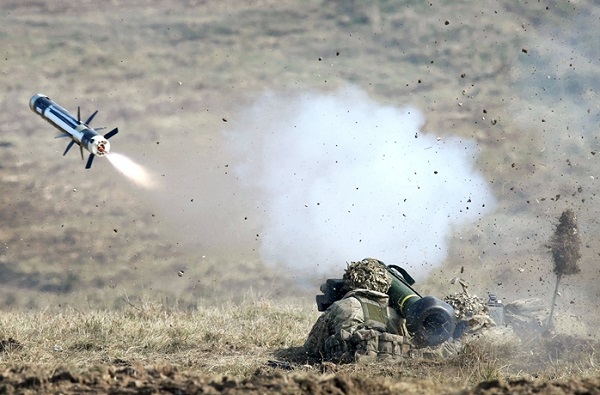 Binh sĩ Ukraine được phép dùng Javelin tấn công xe tăng Nga ở Donbass