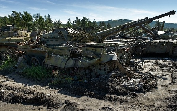 Tiếc nuối dàn xe tăng T-72, T-80 bị bỏ không, tan nát trong "nghĩa địa"