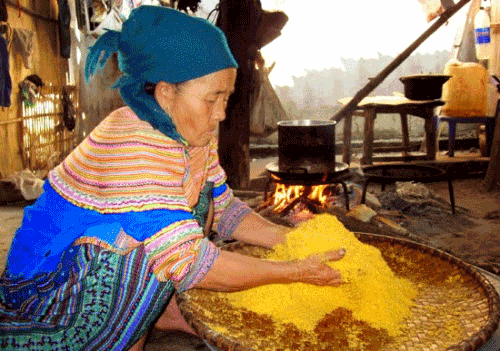 Bánh ngô là  món bánh truyền thống của người Mông. Món bánh này được làm từ những hạt ngô nếp nương mà họ đã mệt nhọc canh tác cả năm. Ảnh: bazantravel.