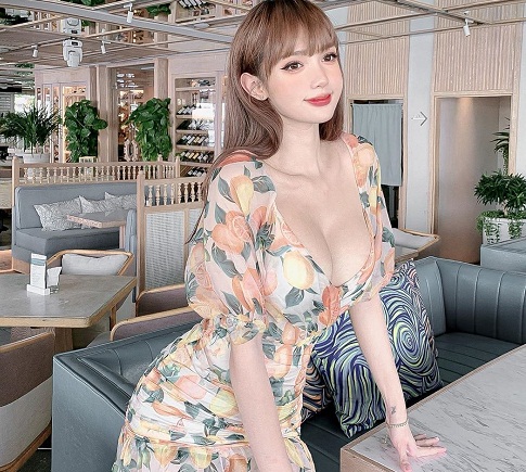 Thời trang nóng bỏng của hotgirl Việt chuyển giới đang gây sốt báo ngoại