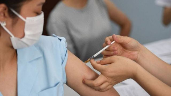 Mặc hớ đi tiêm vaccine, chính chủ khiến người nhìn được phen nóng mặt