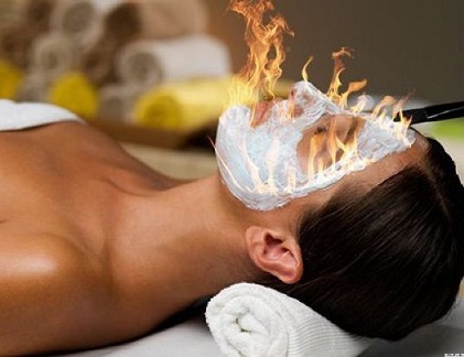 Cận cảnh đốt lửa massage mặt làm đẹp 