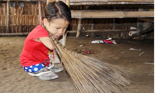 Bé gái không tay chân xinh xắn, nghị lực ở miền Tây