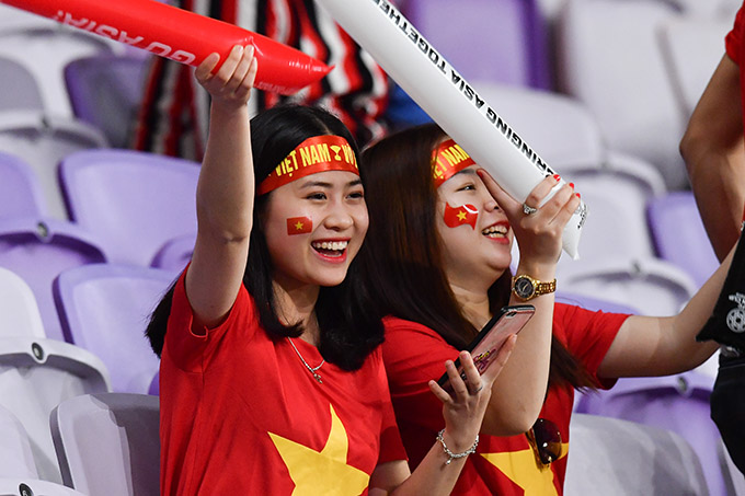 Nữ CĐV Việt Nam áp đảo đối phương tại Asian Cup