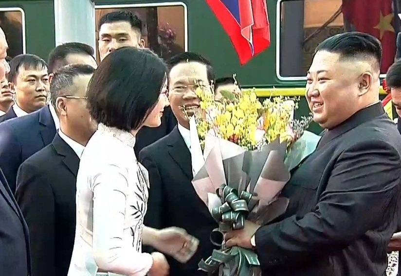 Nữ sinh tặng hoa ông Kim Jong Un dịp thượng đỉnh Mỹ-Triều là ai?