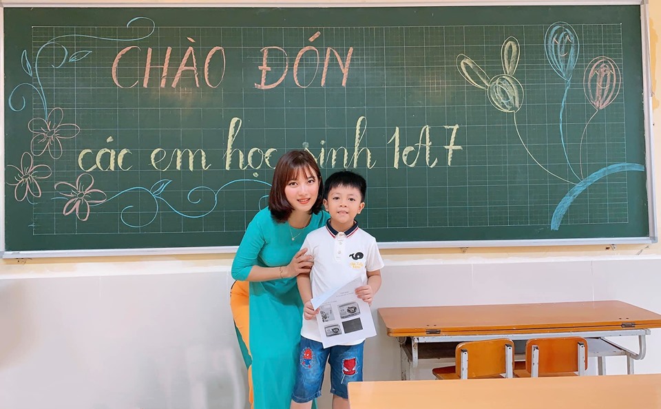 Cô giáo hot nhất MXH khiến cánh mày râu tranh nhau...đưa con đi học