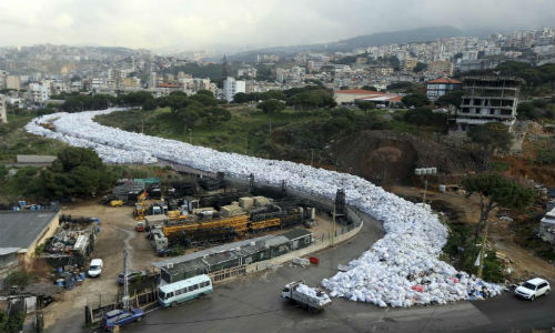 Nhức nhối “dòng sông” rác ở Lebanon