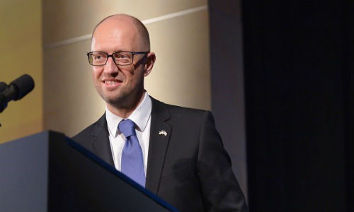 Thủ tướng Ukraine Arseniy Yatsenyuk bất ngờ tuyên bố từ chức