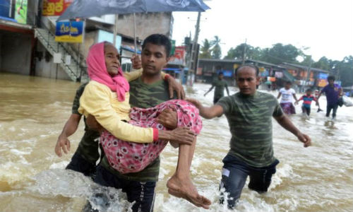 Hình ảnh "đường phố biến thành sông" ở Sri Lanka