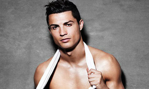 Ronaldo tán tỉnh siêu mẫu từng “qua tay” các danh thủ