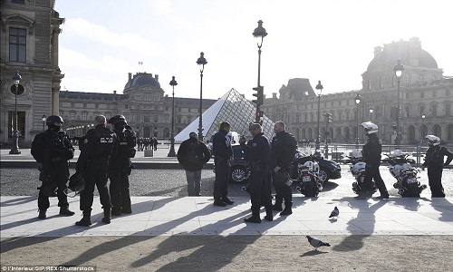 Ảnh: An ninh thắt chặt sau vụ tấn công bảo tàng Louvre