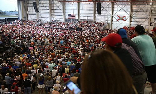 Ảnh: Tổng thống Trump phát biểu trước hàng nghìn người ở Florida