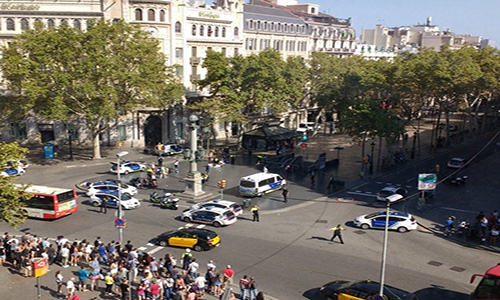 Người đi bộ “chạy như lở tuyết” trong vụ đâm xe ở Barcelona