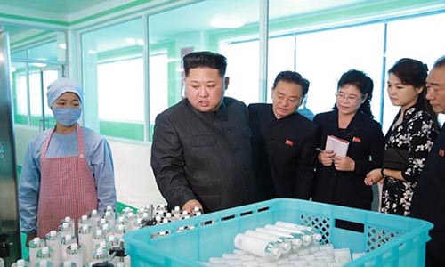 Ông Kim Jong-un đưa vợ đi thăm nhà máy mỹ phẩm