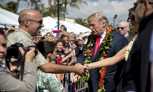 Ảnh: Vợ chồng Tổng thống Trump thăm Hawaii trước khi đến Châu Á