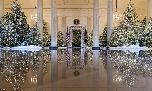 Nhà Trắng lộng lẫy mùa Giáng sinh đầu tiên của nhà ông Trump