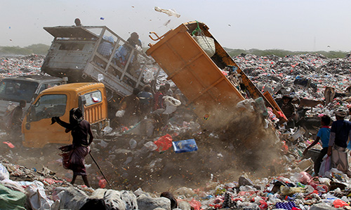 Nhói lòng cảnh kiếm ăn trong bãi rác ở Yemen