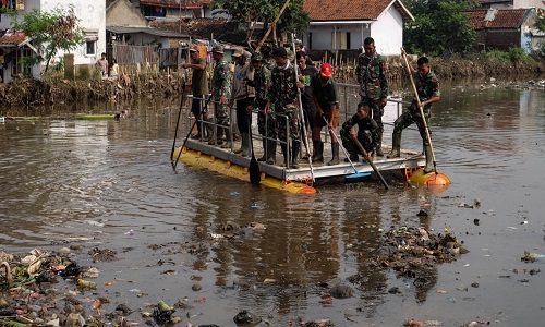 Indonesia điều động 7 nghìn binh sĩ đi…dọn rác trên sông