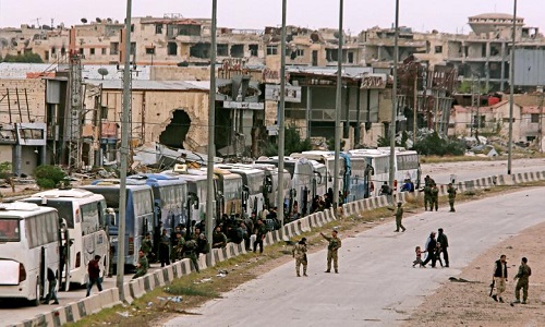 Cận cảnh đoàn xe chở phiến quân Syria rút chạy khỏi Đông Ghouta