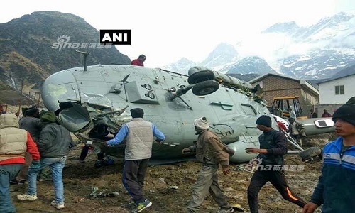 Hiện trường trực thăng quân sự Ấn Độ rơi gần dãy núi Himalaya