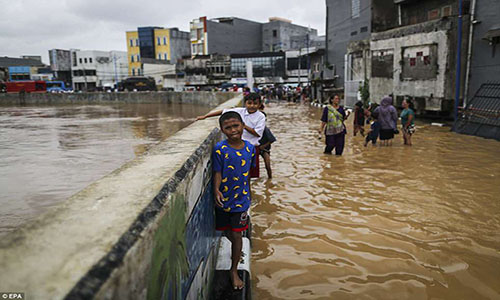 Hình ảnh thủ đô Indonesia chìm trong biển nước