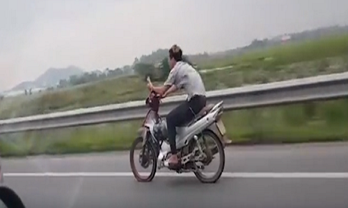 Video: Dựng tóc gáy thanh niên đầu trần phi xe xịt lốp 80km/h