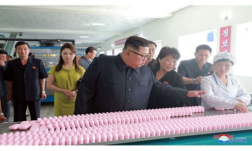 Lãnh đạo Kim Jong-un thăm nhà máy mỹ phẩm sát biên giới Trung Quốc