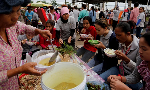 Tận mục một ngày của công nhân giày da Campuchia