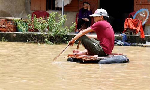 Cảnh ngập lụt do bão Sơn Tinh ở Việt Nam lên báo Anh