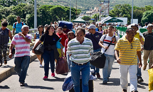 Khủng hoảng kinh tế, dân Venezuela ùn ùn kéo sang Colombia