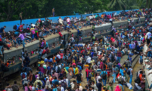 Nghẹt thở cảnh chen chúc trên những chuyến tàu Bangladesh