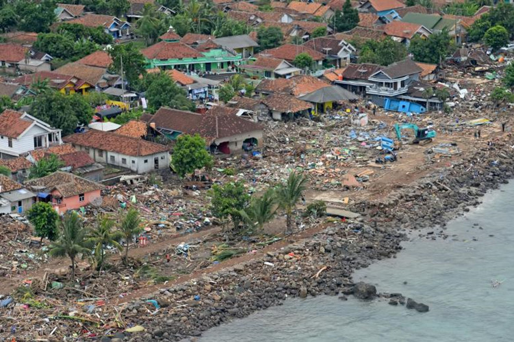 Cảnh tượng như “vùng chiến sự” sau thảm họa sóng thần Indonesia