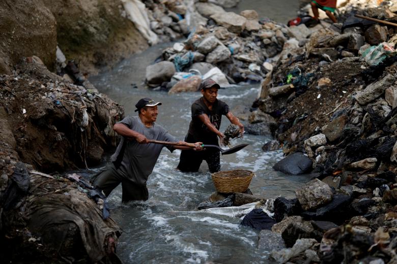 Nhói lòng cảnh mưu sinh trong bãi rác lớn nhất Guatemala