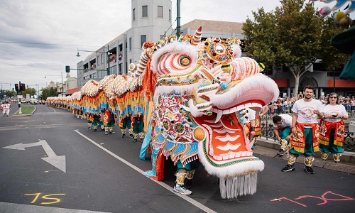 Kinh ngạc con lân khổng lồ có tới 130 chân ở Australia