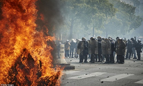 Hãi hùng bạo loạn ở Paris trong ngày Quốc tế Lao động