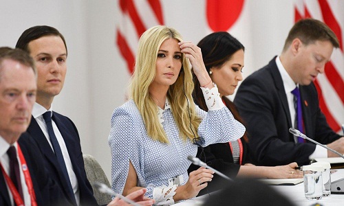 Ivanka Trump bận rộn trong chuyến công du Châu Á của cha