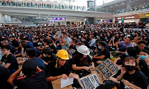 Toàn cảnh sân bay Hong Kong “tê liệt” vì người biểu tình