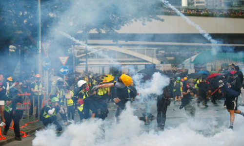 Hong Kong: Người biểu tình phóng lửa, ném bom xăng gây hỗn loạn