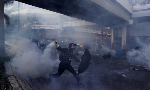 Biểu tình bạo lực tiếp diễn, Hong Kong chìm trong khói lửa