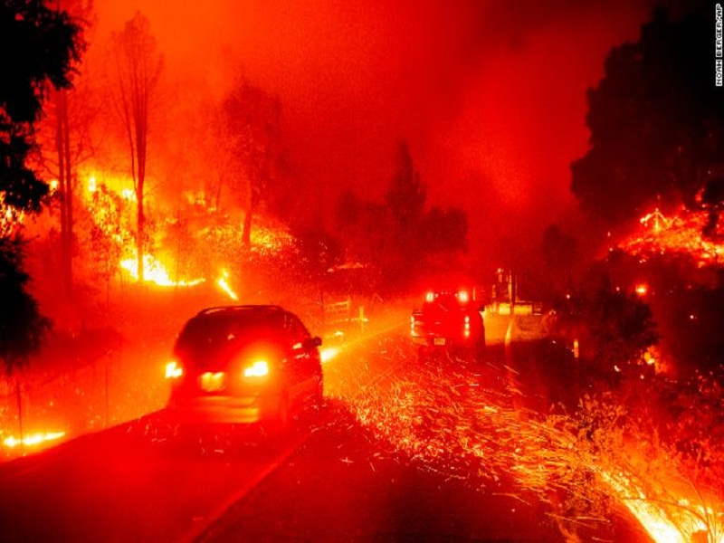 Cháy rừng như “ngày tận thế”, dân California cuống cuồng sơ tán