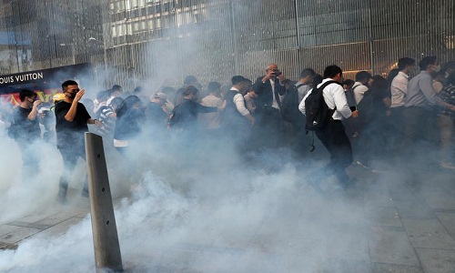 Hong Kong chìm trong bạo lực tuần thứ 24: Súng nổ chát chúa, hơi cay mù mịt