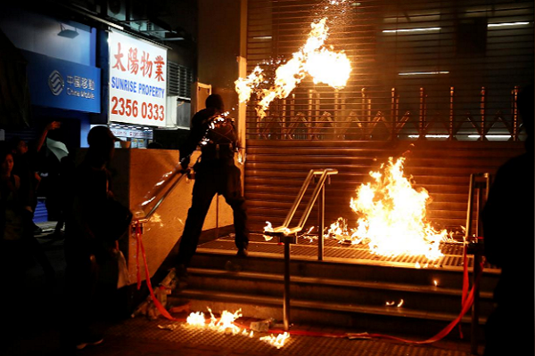 Được vài ngày yên bình, Hong Kong lại có biến động