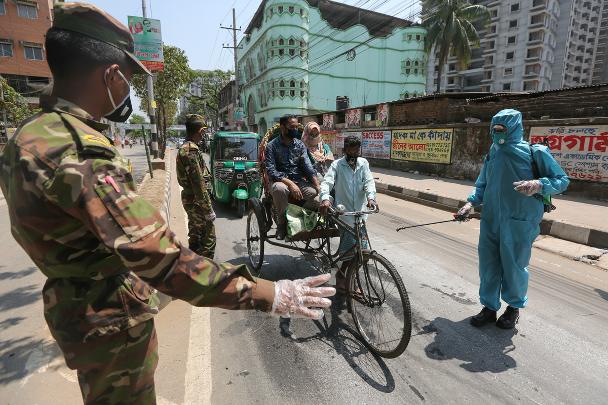 Dân nghèo Bangladesh 'quay cuồng' trong mùa dịch COVID-19