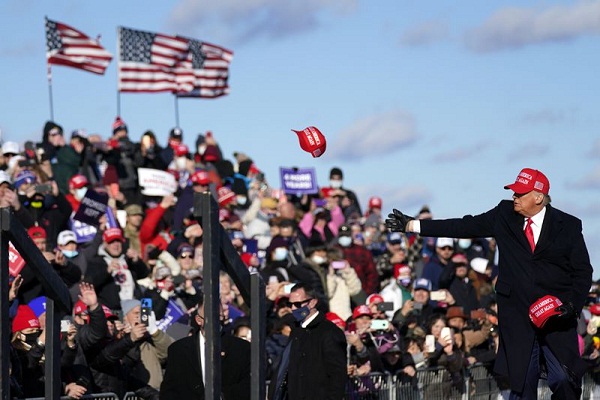 Nhìn lại ngày tranh cử cuối bận rộn của ông Trump-Biden trước giờ “G”