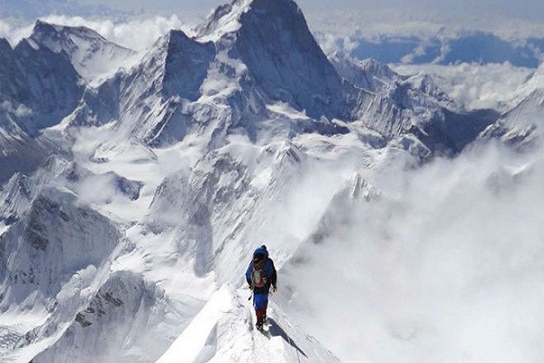 Dịch COVID-19 đang đe dọa “nóc nhà thế giới” Everest thế nào?