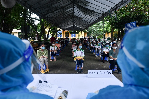 Ngày đầu tiêm vaccine COVID-19 cho học sinh tại Việt Nam